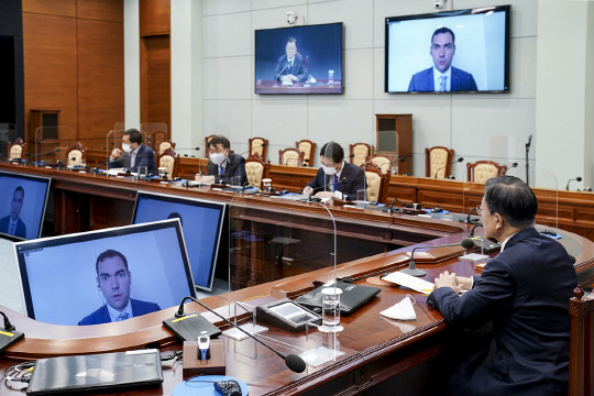 문재인 대통령이 24일 미국 타임(TIME)지와 인터뷰를 하고 있다. 청와대 제공.